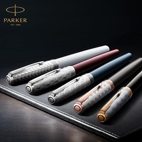 Parker Sonnet Fountain Pen Black Lacquer with Gold Trim Medium Nib (1931495)