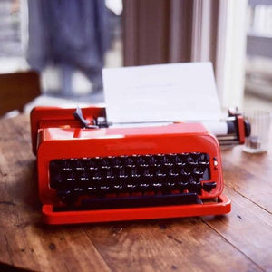 Quepiem Typewriter Machine - Mechanical English Manual Typewriter with Portable Case